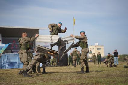 Самарская область. Выступление бойцов спецназа на международном военно-техническом форуме `Армия-2020` на полигоне в Рощинском.