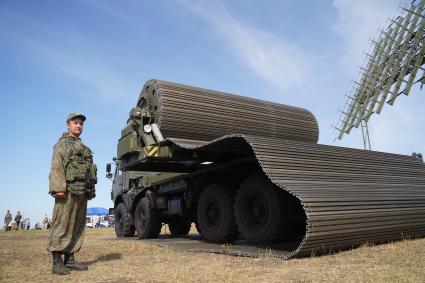 Самарская область. Многоцелевой механизированный комплект оперативного развертывания временных дорог (КРВД) на международном военно-техническом форуме `Армия-2020` на полигоне в Рощинском.