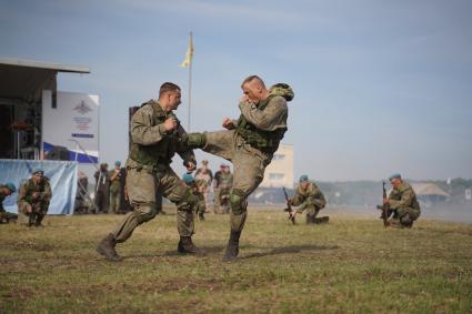 Самарская область. Выступление бойцов спецназа на международном военно-техническом форуме `Армия-2020` на полигоне в Рощинском.