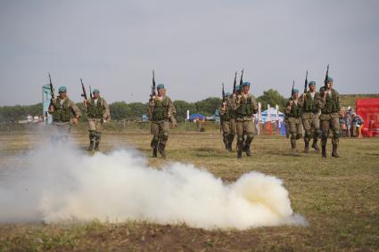 Самарская область. Выступление бойцов спецназа на международном военно-техническом форуме `Армия-2020` на полигоне в Рощинском.