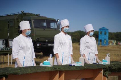 Самарская область. Медицинские сотрудники на международном военно-техническом форуме `Армия-2020` на полигоне в Рощинском.