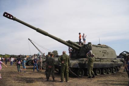 Самарская область. Гаубица МСТА-С 2С19 на международном военно-техническом форуме `Армия-2020` на полигоне в Рощинском.