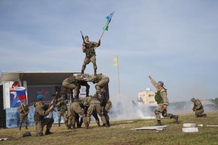 Самарская область. Выступление бойцов спецназа на международном военно-техническом форуме `Армия-2020` на полигоне в Рощинском.