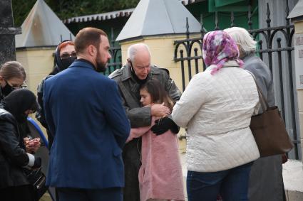 Москва. Актер Владимир Конкин с внучкой Алисой на церемонии прощания со своей дочерью Софией Конкиной в храме Живоначальной Троицы при Пятницком кладбище.