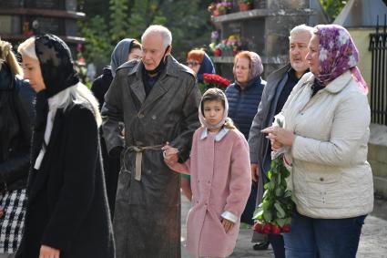 Москва. Актер Владимир Конкин с внучкой Алисой на церемонии прощания со своей дочерью Софией Конкиной в храме Живоначальной Троицы при Пятницком кладбище.