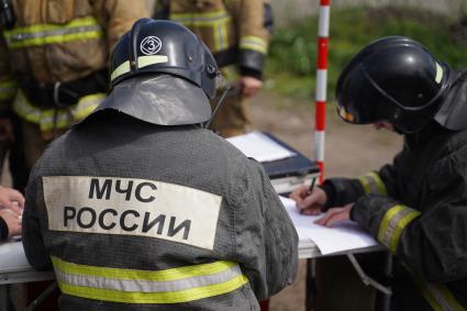 Самарская область, п. Яицкое. Сотрудник МЧС РФ во время тушения пожара в частных домах.