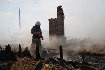 Самарская область, п. Яицкое.  Сотрудник МЧС РФ во время тушения  пожара в частных домах.