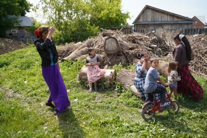 Самарская область, п. Яицкое. Цыгане после тушения пожара в частных домах.