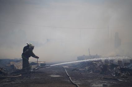 Самарская область, п. Яицкое. Сотрудники МЧС РФ во время тушения  пожара в частных домах.