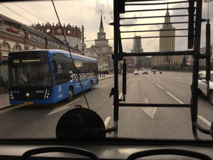 Москва. Электробус `Т14` на Комсомольской площади.