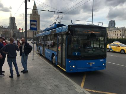 Москва. Троллейбус `Т` `Музейный маршрут` на Комсомольской площади.