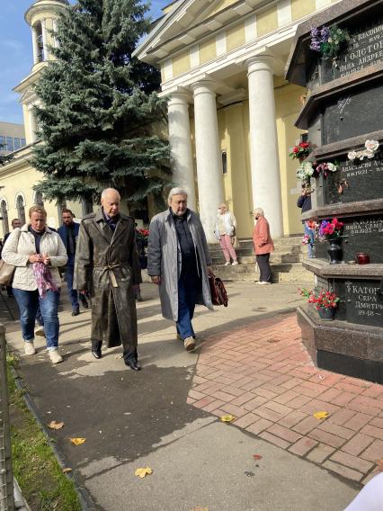 Пятницкое кладбище. Прощание с дочерью актера Владимира Конкина Софией Конкиной. 2020. На снимке: актер Владимир Конкин (в кожаном плаще)