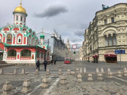 Москва. Вид  на церковь Казанской иконы Божией Матери и на Никольскую улицу.