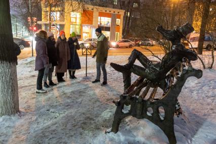 Ижевск. Памятник крокодилу во фраке с бабочкой на улице города.