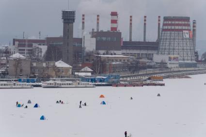 Ижевск. Подледный лов на пруду.