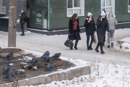 Ижевск. Прохожие в медицинских масках на улице города.