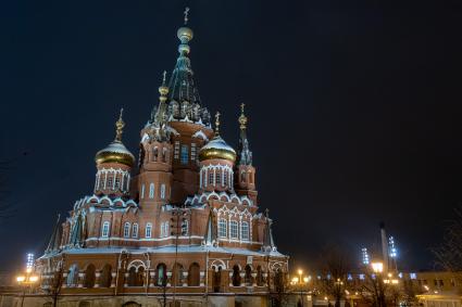 Ижевск. Вид на восстановленный кафедрального собора Михаила Архангела.