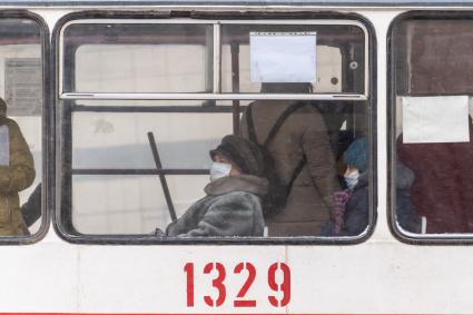 Ижевск. Пассажиры в общественном транспорте.