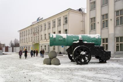 Ижевск. Копия Царь-пушки, которая стоит у входа на предприятие `Ижсталь`.