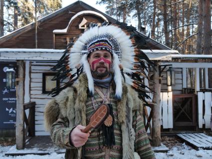 Самарская область, село Нижнее Санчелеево. Аниматоры в исторических костюмах в загородном комплексе `Ранчо`.
