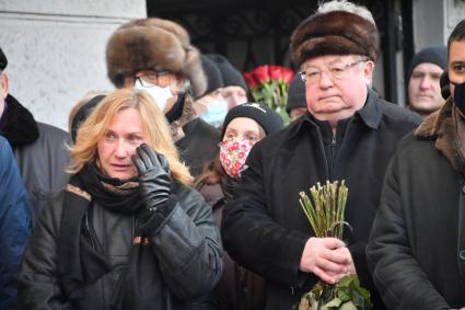 Москва. Вдова Юрия Лужкова Елена Батурина и председатель общественного совета при Минстрое РФ Сергей Степашин на церемонии открытия мемориальной доски бывшему мэру Москвы Юрию Лужкову. Доска установлена на доме, где жил Юрий Лужков, расположенном по адресу: улица 3-я Тверская-Ямская, дом 48.