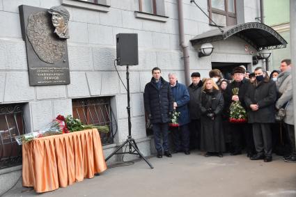 Москва.  Полномочный представитель президента РФ в Центральном федеральном округе Игорь Щеголев, председатель Федерации независимых профсоюзов России (ФНПР) Михаил Шмаков, генеральный директор Государственного академического Большого театра Владимир Урин, вдова Юрия Лужкова Елена Батурина, председатель Общественного совета при Минстрое РФ Сергей Степашин и председатель комитета Госдумы по информационной политике, информационным технологиям и связи, заместитель секретаря Генсовета `Единой России` Александр Хинштейн (слева направо)  на церемонии открытия мемориальной доски бывшему мэру Москвы Юрию Лужкову. Доска установлена на доме, где жил Юрий Лужков, расположенном по адресу: улица 3-я Тверская-Ямская, дом 48.