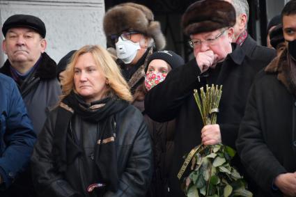 Москва. Вдова Юрия Лужкова Елена Батурина и председатель общественного совета при Минстрое РФ Сергей Степашин на церемонии открытия мемориальной доски бывшему мэру Москвы Юрию Лужкову. Доска установлена на доме, где жил Юрий Лужков, расположенном по адресу: улица 3-я Тверская-Ямская, дом 48.