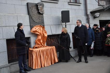 Москва. Полномочный представитель президента РФ в Центральном федеральном округе Игорь Щеголев, вдова Юрия Лужкова Елена Батурина и председатель Московской Городской Думы Алексей Шапошников (слева направо) на церемонии открытия мемориальной доски бывшему мэру Москвы Юрию Лужкову. Доска установлена на доме, где жил Юрий Лужков, расположенном по адресу: улица 3-я Тверская-Ямская, дом 48.