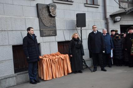 Москва. Полномочный представитель президента РФ в Центральном федеральном округе Игорь Щеголев, вдова Юрия Лужкова Елена Батурина, председатель Московской Городской Думы Алексей Шапошников и председатель Федерации независимых профсоюзов России (ФНПР) Михаил Шмаков (слева направо) на церемонии открытия мемориальной доски бывшему мэру Москвы Юрию Лужкову. Доска установлена на доме, где жил Юрий Лужков, расположенном по адресу: улица 3-я Тверская-Ямская, дом 48.