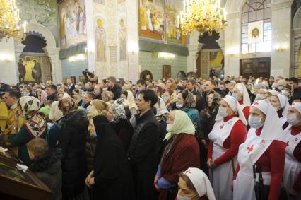 Екатеринбург. Храм на крови. Верующие, во время архиерейской божественной литургии.