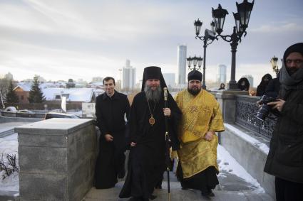 Екатеринбург. Храм на крови. Преосвященный епископ Екатеринбургский и Верхотурский Евгений (Алексей Кульберг) (в центре) перед началом архиерейской божественной литургии