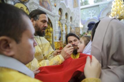 Екатеринбург. Храм на крови. Верующие, во время архиерейской божественной литургии.