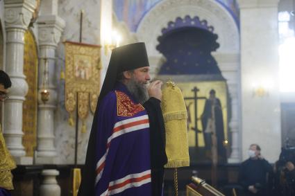 Екатеринбург. Храм на крови. Преосвященный епископ Екатеринбургский и Верхотурский Евгений (Алексей Кульберг) во время архиерейской божественной литургии