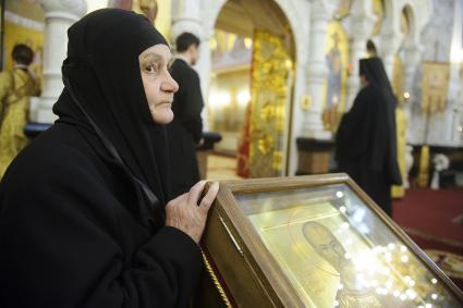 Екатеринбург. Храм на крови. Монахиня во время архиерейской божественной литургии Преосвященного епископа Екатеринбургского и Верхотурского Евгения (Алексей Кульберг)