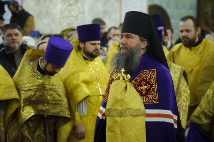 Екатеринбург. Храм на крови. Преосвященный епископ Екатеринбургский и Верхотурский Евгений (Алексей Кульберг) (на фото), во время архиерейской божественной литургии вместе с преосвященным Казанским и Татарстанским митрополитом Кириллом (Михаил Наконечный)