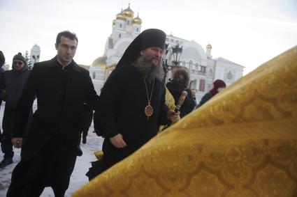 Екатеринбург. Храм на крови. Преосвященный епископ Екатеринбургский и Верхотурский Евгений (Алексей Кульберг) (в центре) перед началом архиерейской божественной литургии