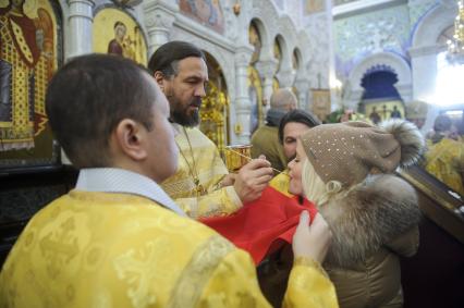 Екатеринбург. Храм на крови. Верующие, во время архиерейской божественной литургии.