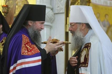 Екатеринбург. Храм на крови. Преосвященный епископ Екатеринбургский и Верхотурский Евгений (Алексей Кульберг) (слева) и преосвященный Казанский и Татарстанский митрополит Кирилл (Михаил Наконечный) (справа), во время совместной архиерейской божественной литургии