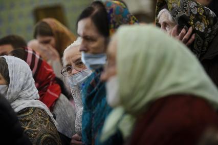 Екатеринбург. Храм на крови. Верующие, во время архиерейской божественной литургии.