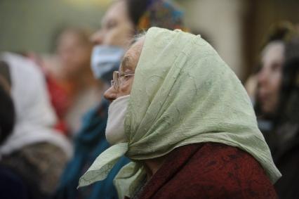 Екатеринбург. Храм на крови. Верующие, во время архиерейской божественной литургии.