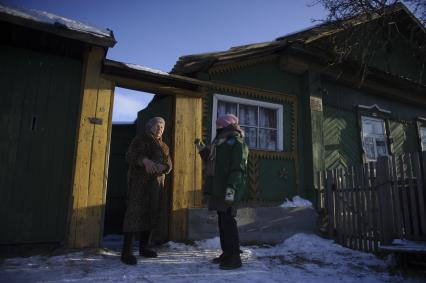 Свердловская область. п.Северка. Волонтеры Российского студенческого отряда во время оказания  хозяйственно-бытовой помощи пенсионерам