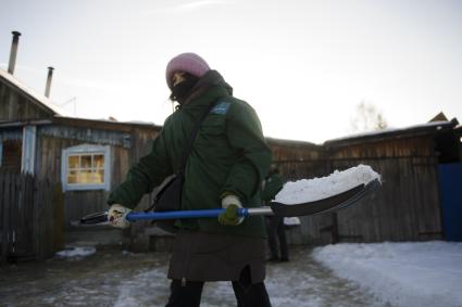 Свердловская область. п.Северка. Волонтеры Российского студенческого отряда во время оказания  хозяйственно-бытовой помощи пенсионерам