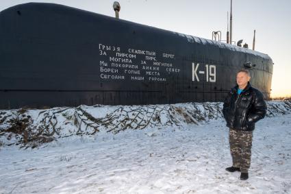 Московская область.   Владимир Романов у рубки подлодки К-19, которую он установил в Подмосковье.