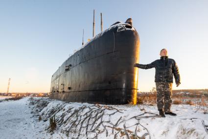 Московская область.   Владимир Романов у рубки подлодки К-19, которую он установил в Подмосковье.