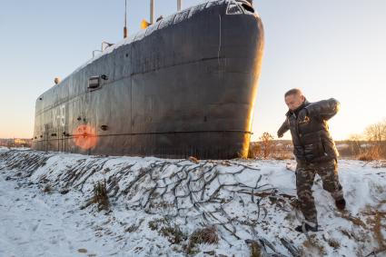 Московская область.   Владимир Романов у рубки подлодки К-19, которую он установил в Подмосковье.