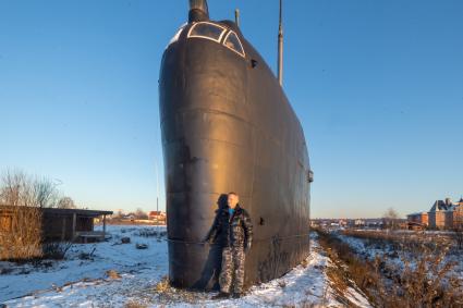 Московская область.   Владимир Романов у рубки подлодки К-19, которую он установил в Подмосковье.