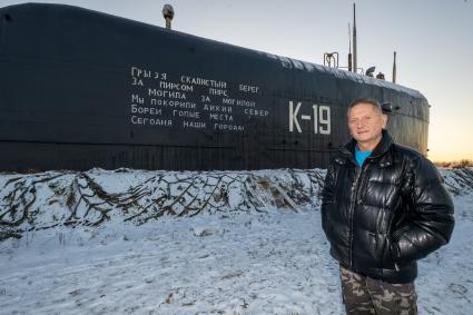 Московская область.   Владимир Романов у рубки подлодки К-19, которую он установил в Подмосковье.