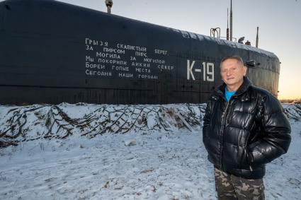 Московская область.   Владимир Романов у рубки подлодки К-19, которую он установил в Подмосковье.