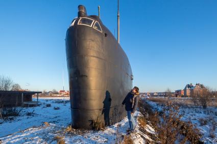 Московская область.  Корреспондент `Комсомольской правды ` Павел Клоков у рубки легендарной подлодки К-19 , которую  установил бывший матрос  в Подмосковье.