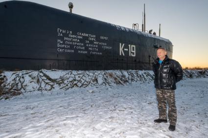 Московская область.   Владимир Романов у рубки подлодки К-19, которую он установил в Подмосковье.